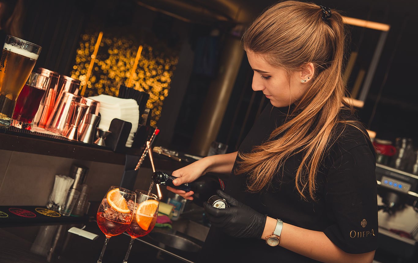 What Bars and Restaurants Look For In Bartenders